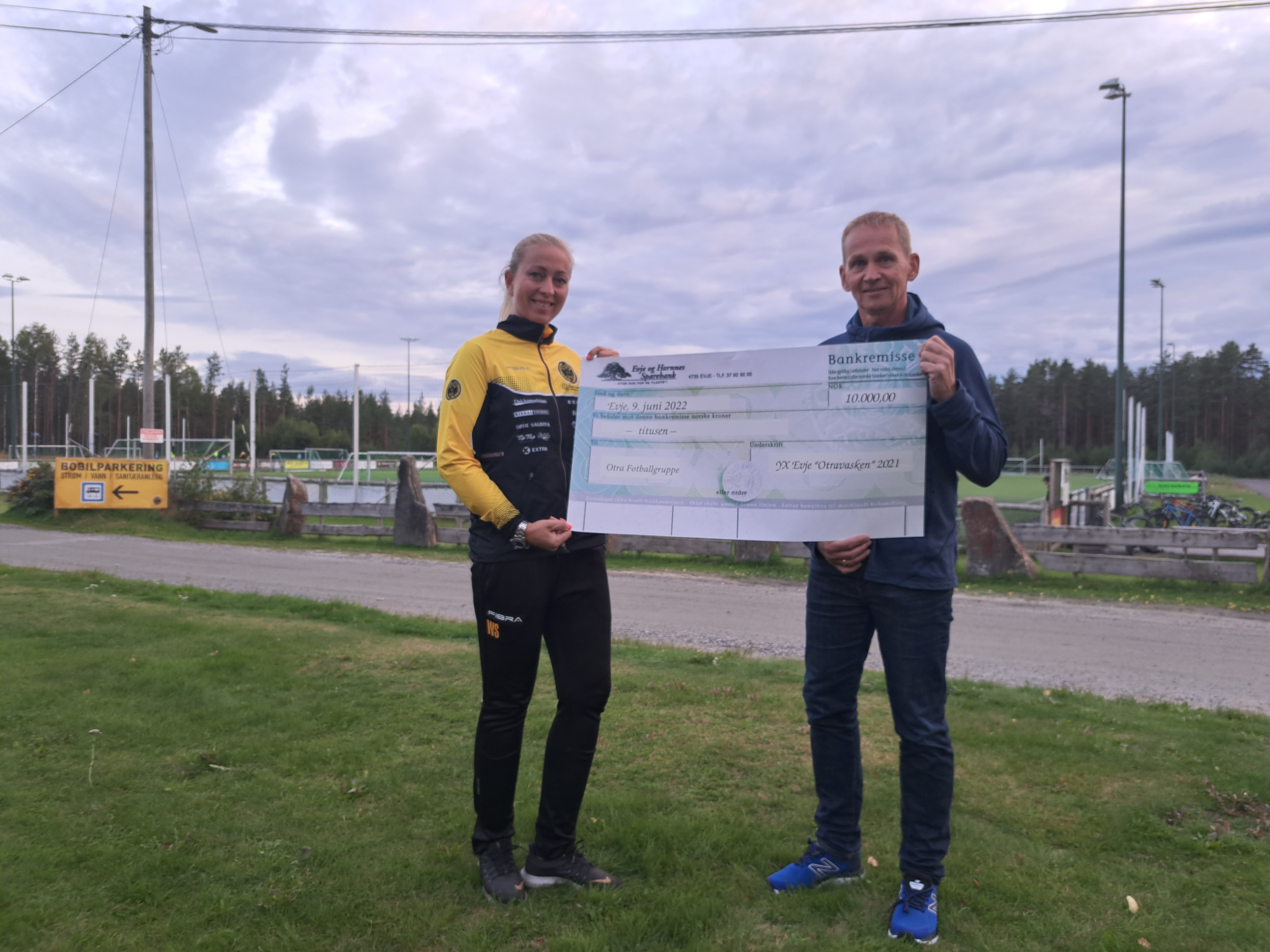 Egil Bjorå leverte sjekk på kroner 10.000 til fotball gruppa. Tusen hjertelig takk for støtten YX Evje og Egil Bjorå.